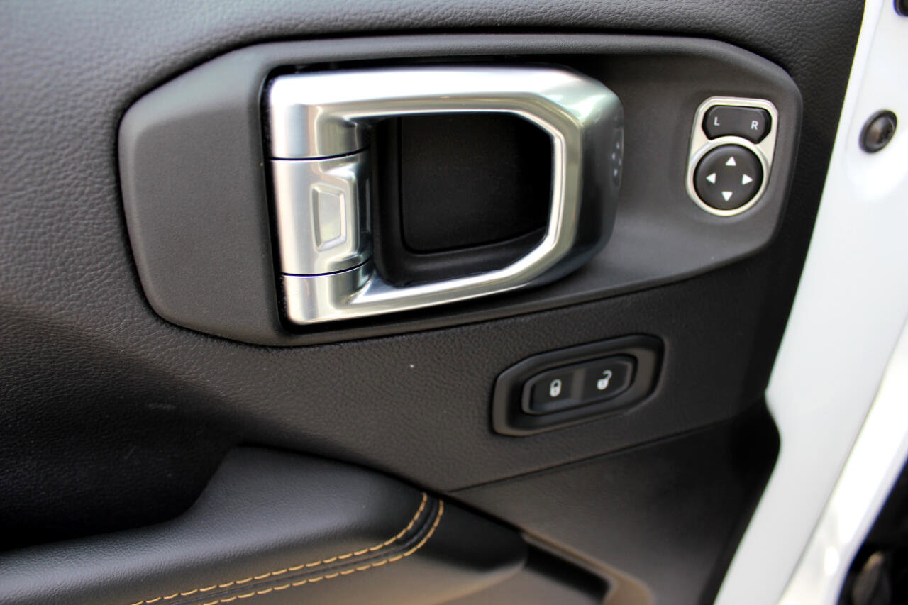 Used 2025 Jeep Wrangler Sahara image 11