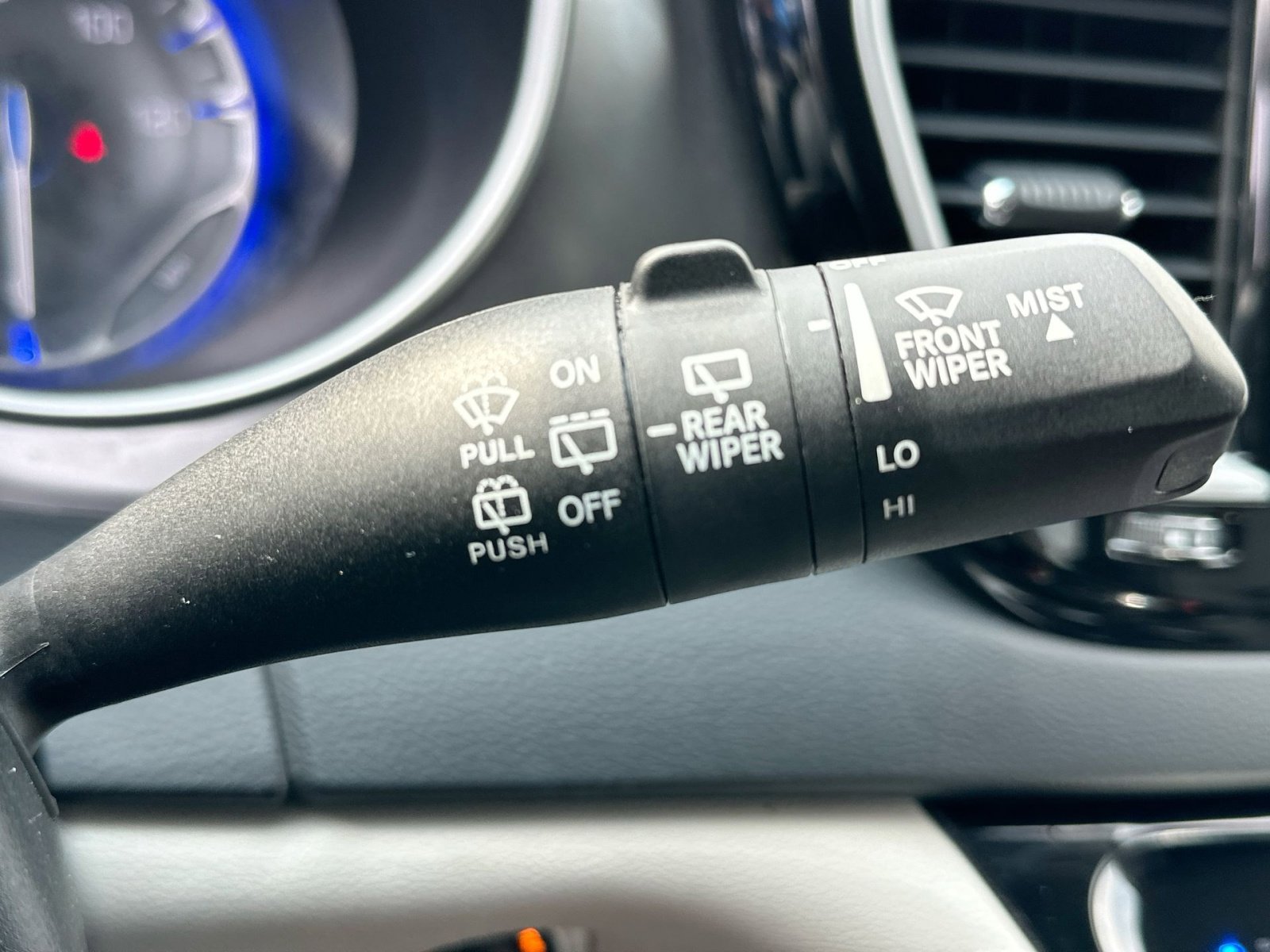 Used 2023 Chrysler Pacifica Touring-L image 18