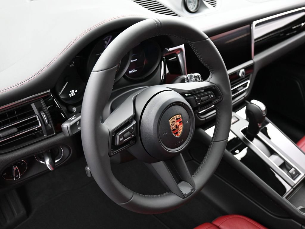 Certified 2025 Porsche Macan AWD/4WD image 17