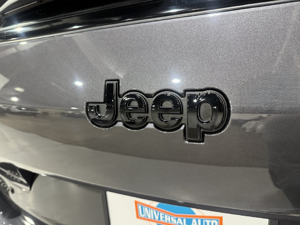 Used 2025 Jeep Grand Cherokee L Limited w/ Black Appearance Package AWD/4WD image 32