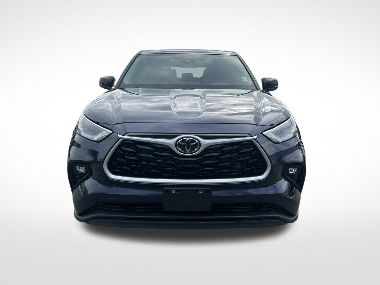 Used 2023 Toyota Highlander LE image 2