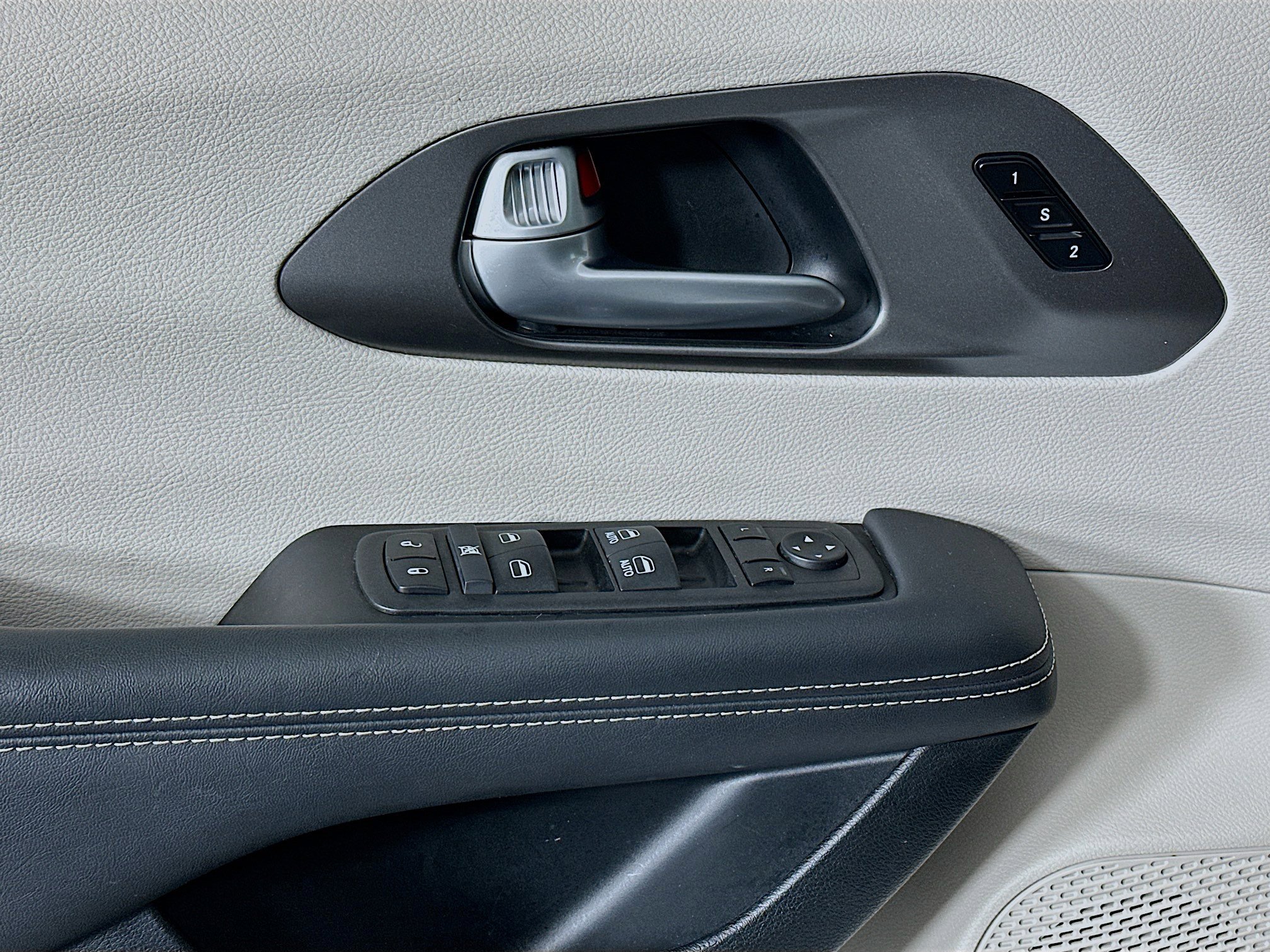 Used 2024 Chrysler Pacifica Touring-L FWD image 15