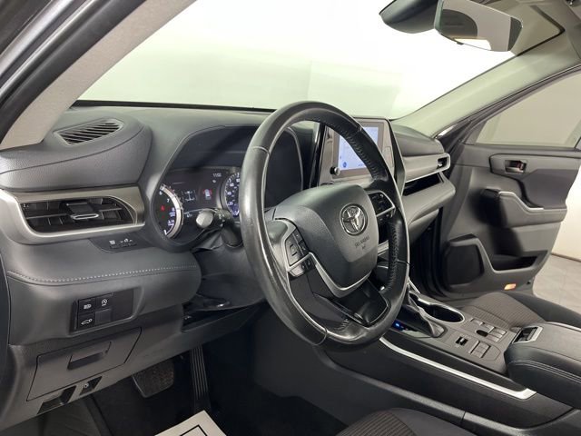 Used 2024 Toyota Highlander LE image 19