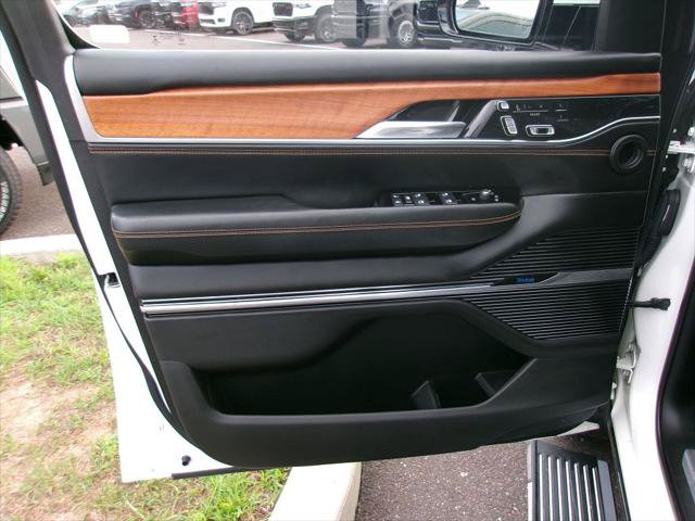 Certified 2022 Jeep Grand Wagoneer Series III w/ HD Trailer Tow Package AWD/4WD image 6
