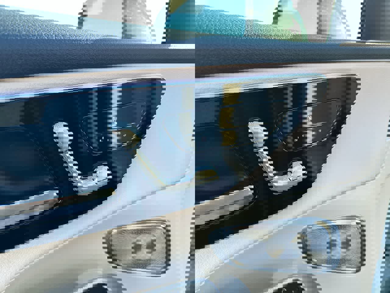 Used 2025 Mercedes-Benz GLC 300 4MATIC image 22