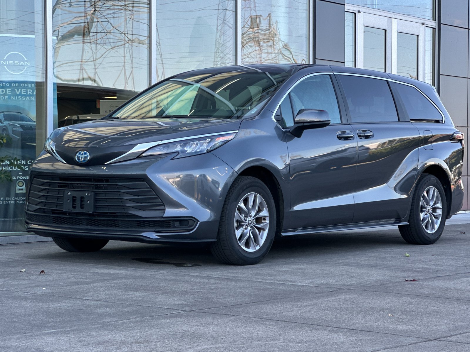 Used 2025 Toyota Sienna LE FWD image 8