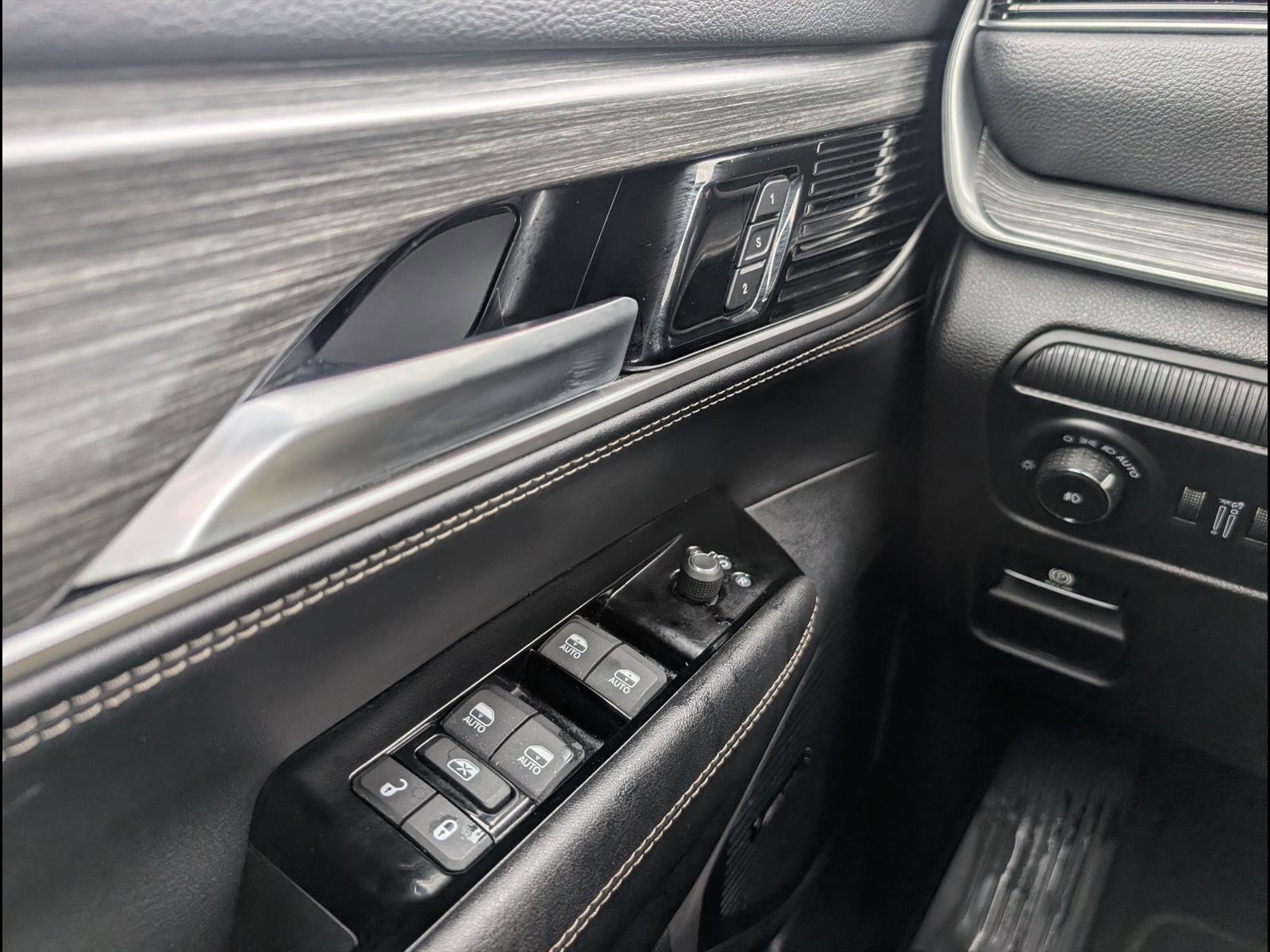 Used 2024 Jeep Wagoneer Series II image 19