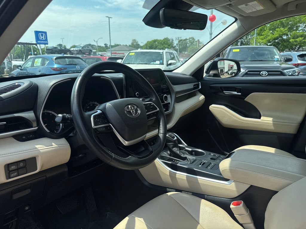 Used 2025 Toyota Highlander XLE AWD/4WD image 15