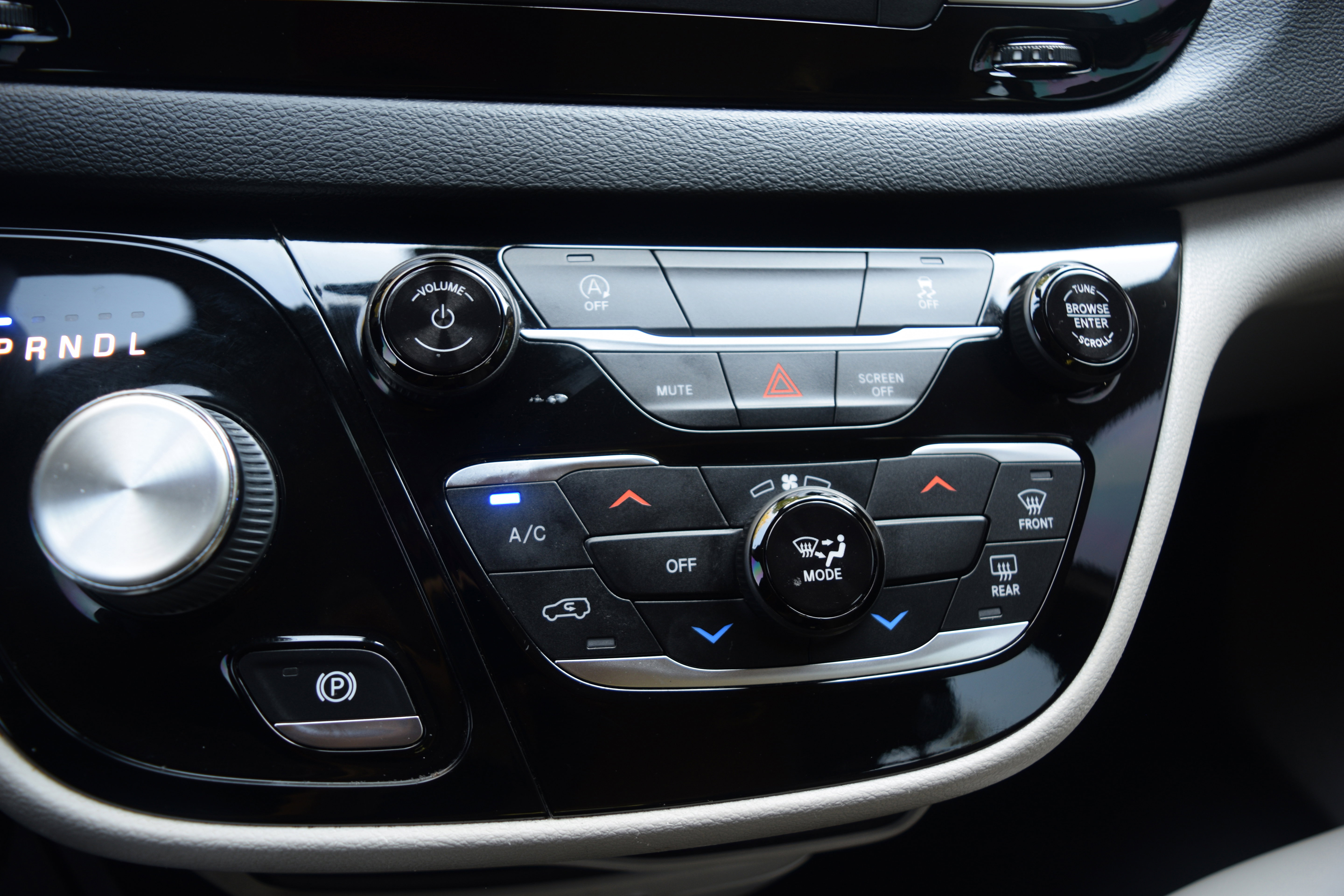 Used 2021 Chrysler Voyager Lxi image 12