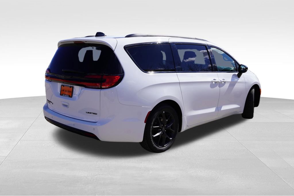 Used 2025 Chrysler Pacifica Limited image 5