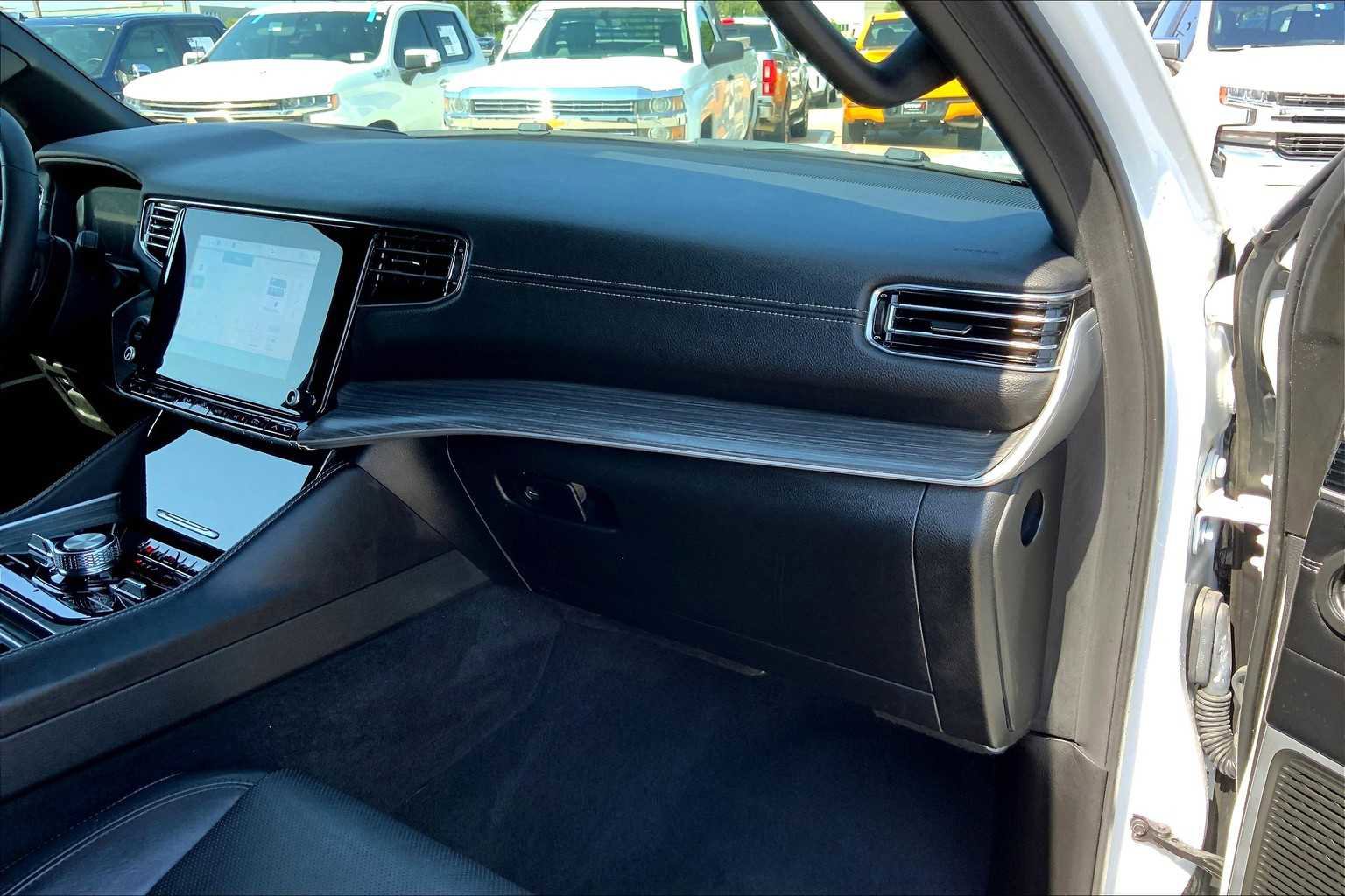 Used 2023 Jeep Wagoneer L Series III w/ Preferred Equipment Group image 17