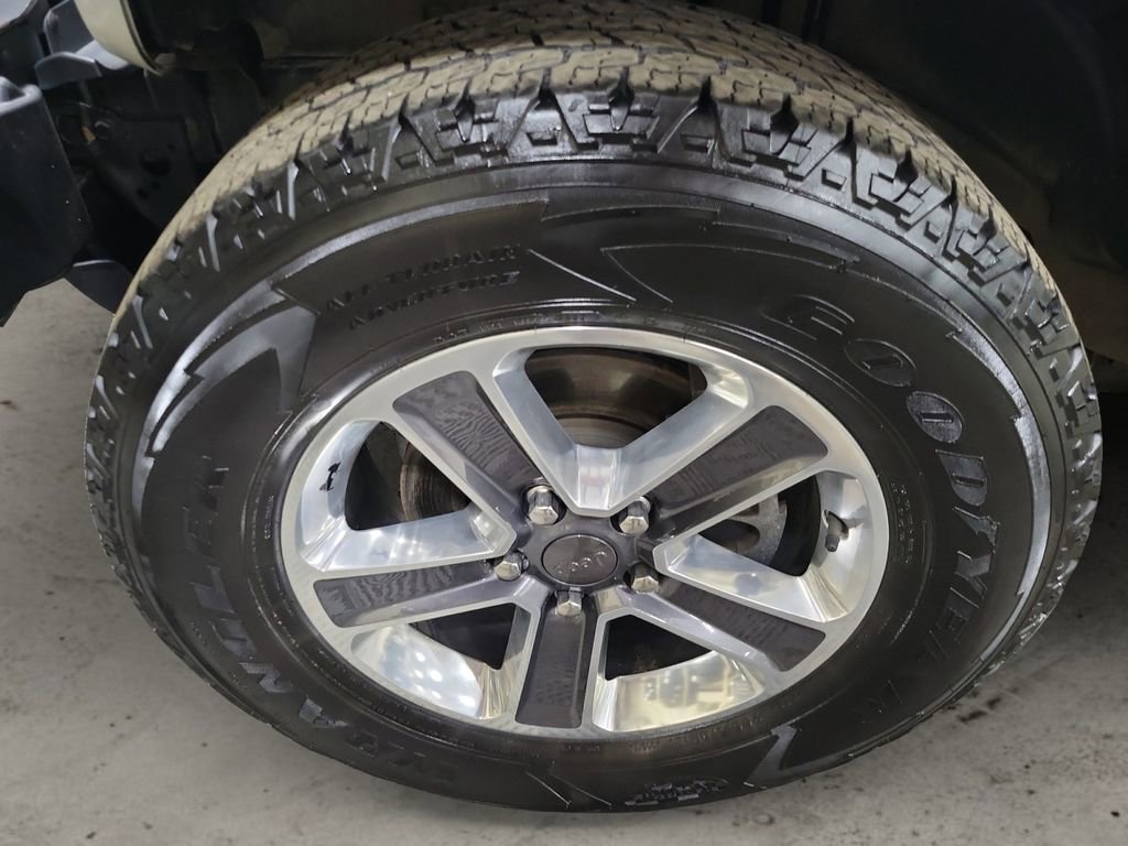 Used 2018 Jeep Wrangler Unlimited Sahara AWD/4WD image 9