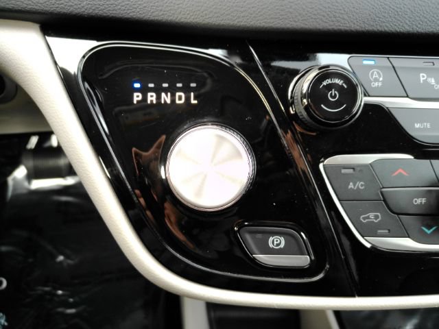 Used 2024 Chrysler Pacifica Touring-L FWD image 47
