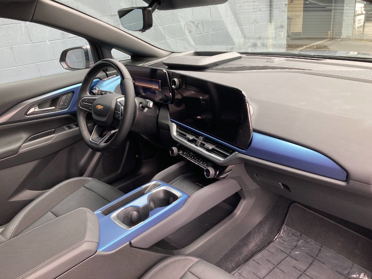 Used 2025 Chevrolet Equinox EV LT w/ Convenience Package II FWD image 9