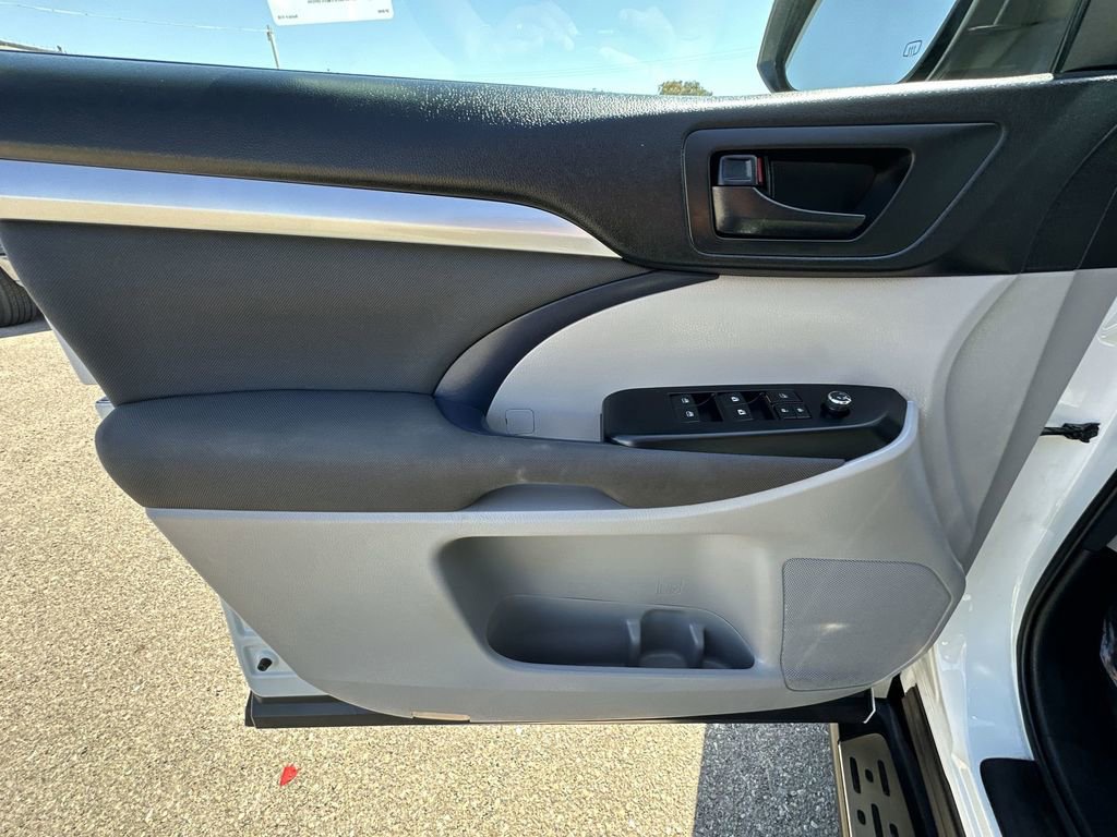 Used 2017 Toyota Highlander LE w/ Carpet Mat Package FWD image 21