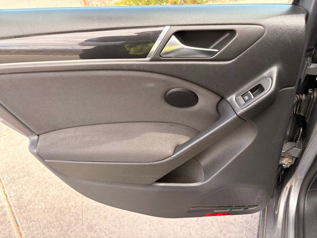 Used 2013 Volkswagen Golf 4-Door FWD image 27