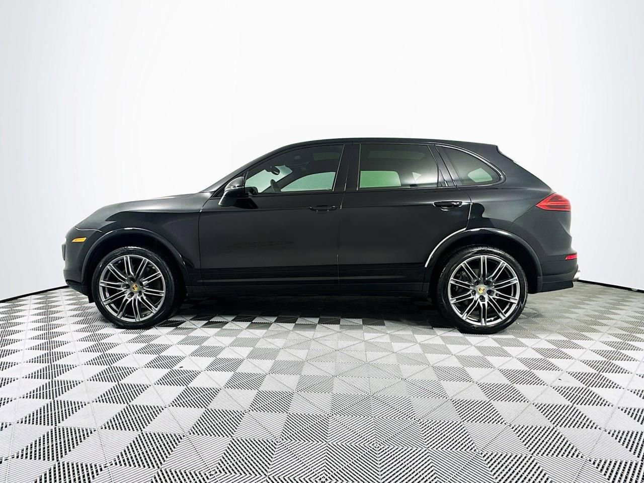 Used 2017 Porsche Cayenne Platinum Edition image 16