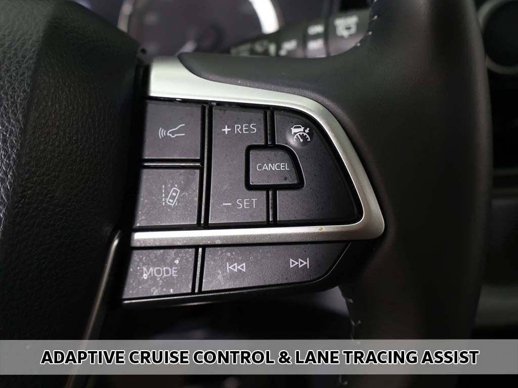 Used 2024 Toyota Highlander LE AWD/4WD image 3