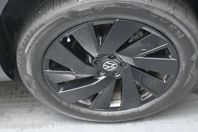 Used 2024 Volkswagen Atlas Cross Sport SE w/ Black Wheel Package FWD image 32