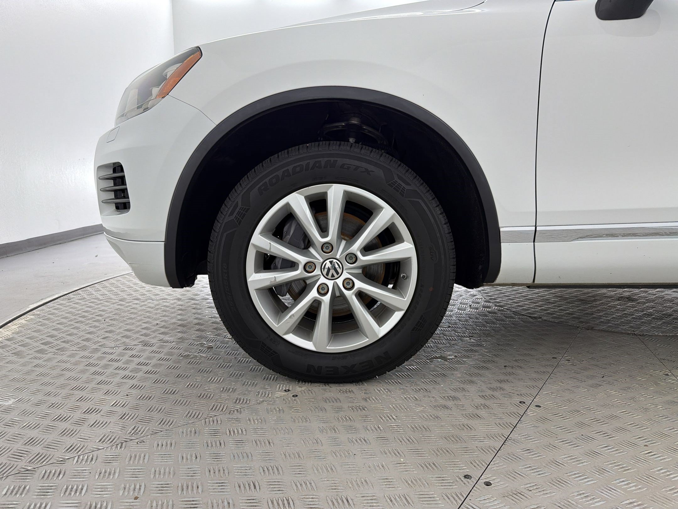 Used 2013 Volkswagen Touareg Sport AWD/4WD image 11