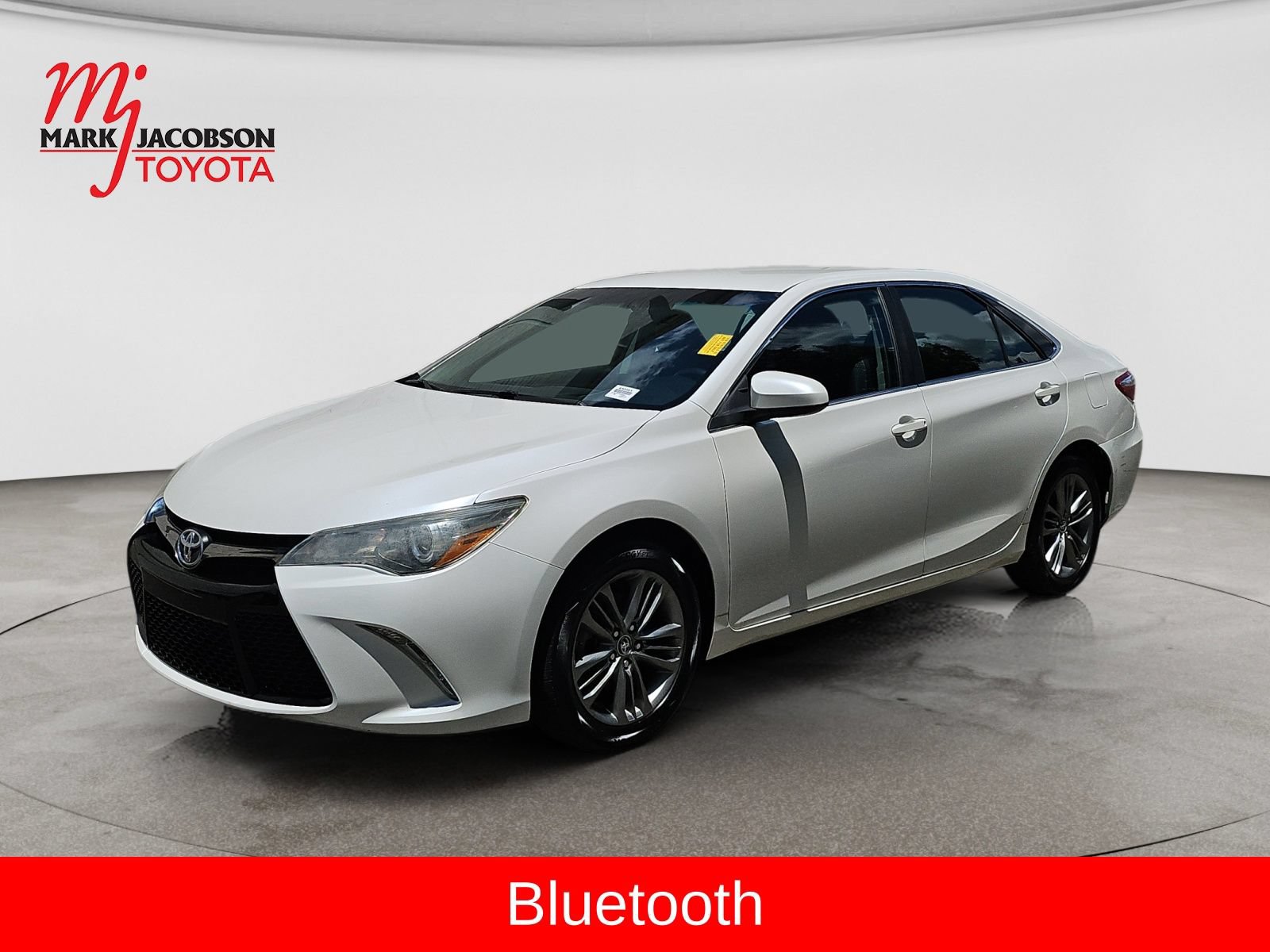 Used 2015 Toyota Camry SE FWD image 1