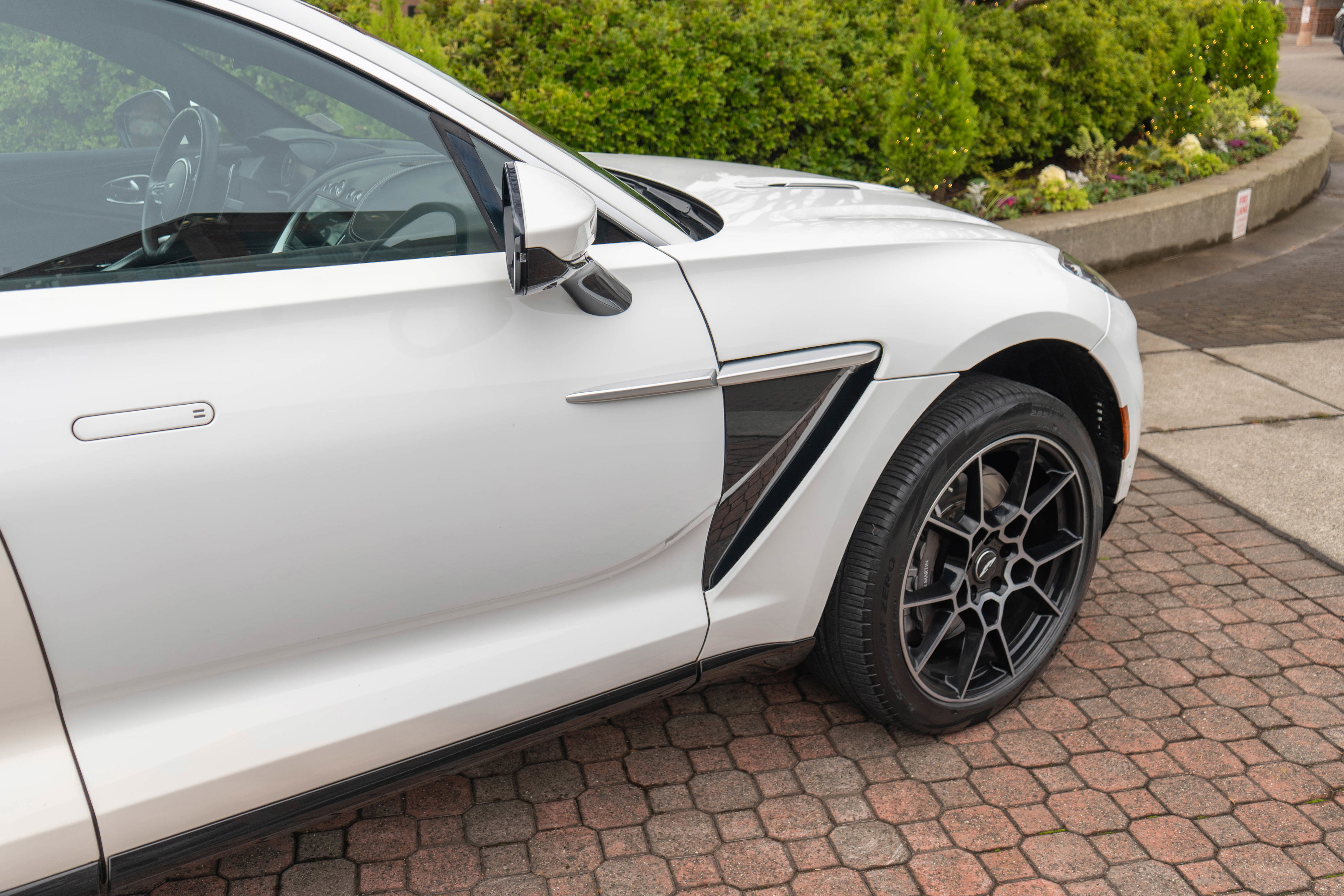 Used 2021 Aston Martin DBX image 9