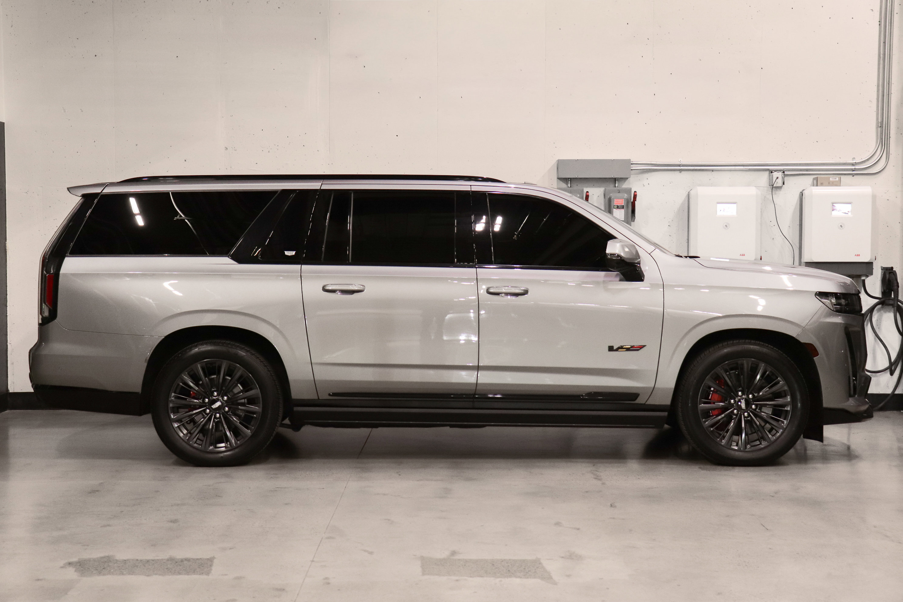 Used 2024 Cadillac Escalade ESV V w/ LPO, ONYX Package image 6