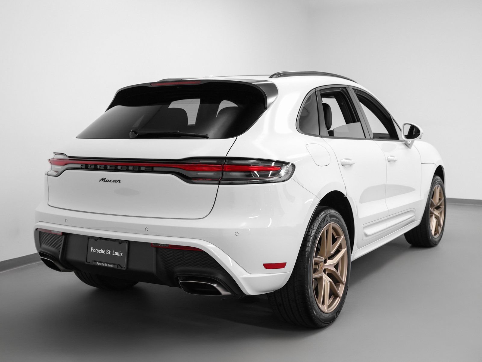 Certified 2025 Porsche Macan AWD/4WD image 12