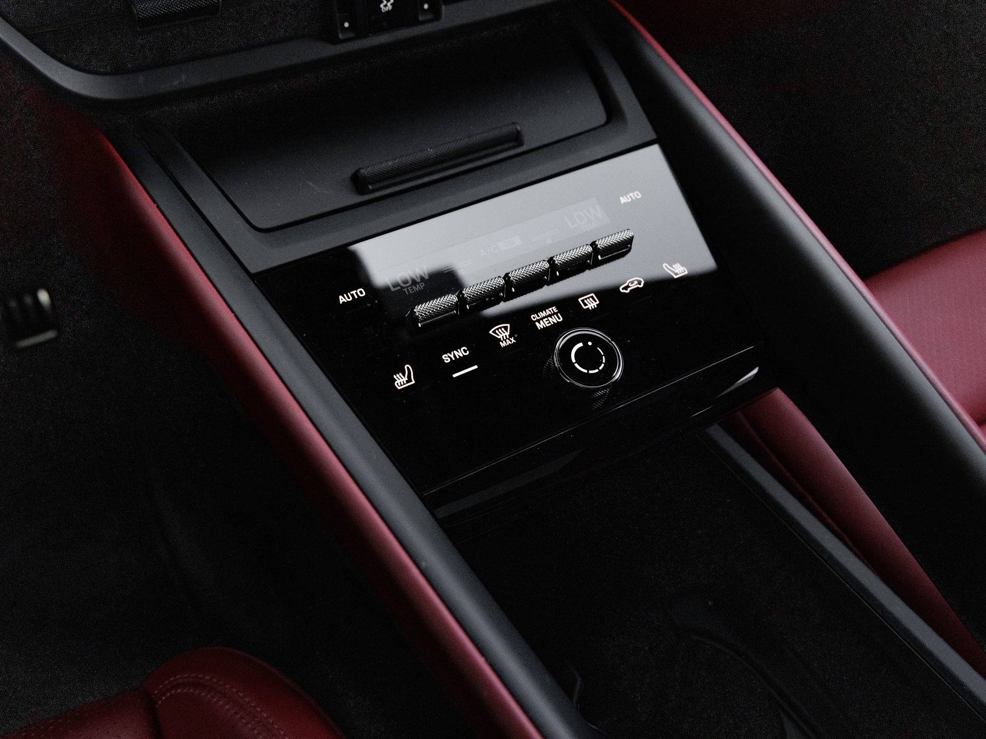 Certified 2025 Porsche Macan Turbo Electric AWD/4WD image 22
