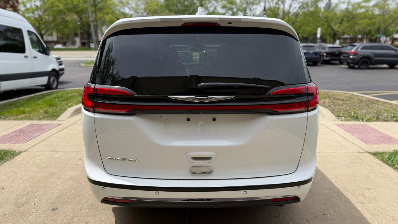 Used 2022 Chrysler Pacifica Touring FWD image 6