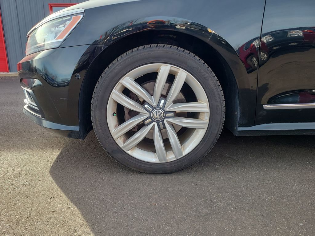 Used 2016 Volkswagen Passat 1.8T SEL Premium image 15