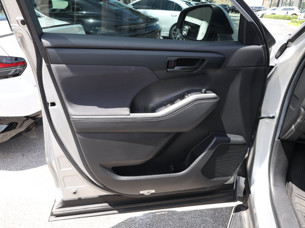 Used 2024 Toyota Highlander LE FWD image 11