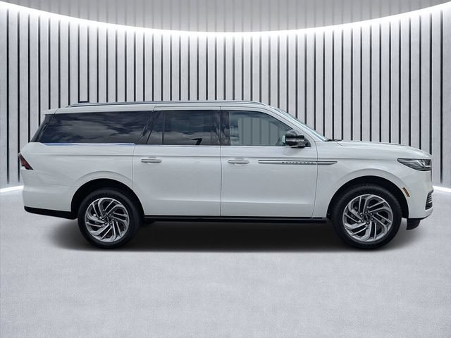 New 2026 Lincoln Navigator L Reserve AWD/4WD image 2
