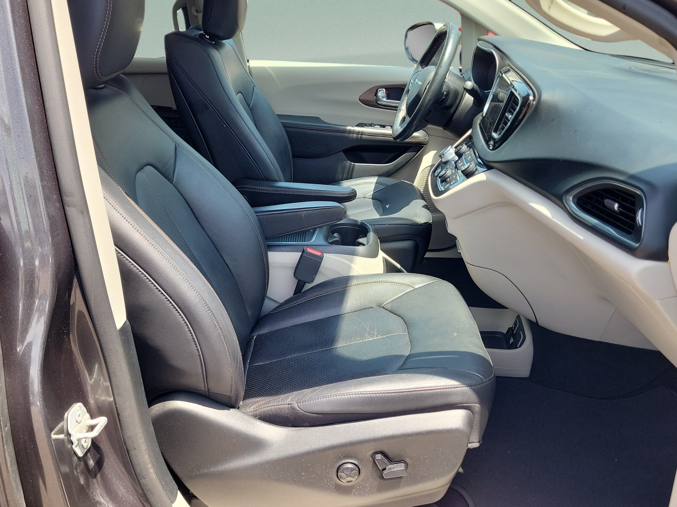 Used 2019 Chrysler Pacifica Touring-L Plus FWD image 17