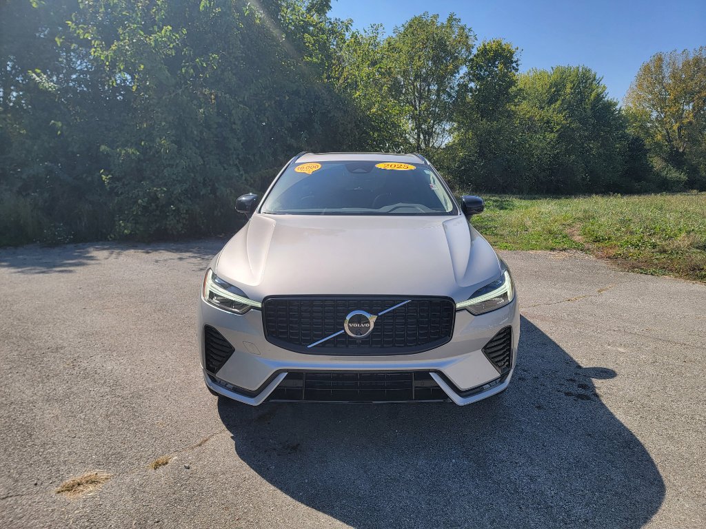 Used 2025 Volvo XC60 B5 Plus image 2