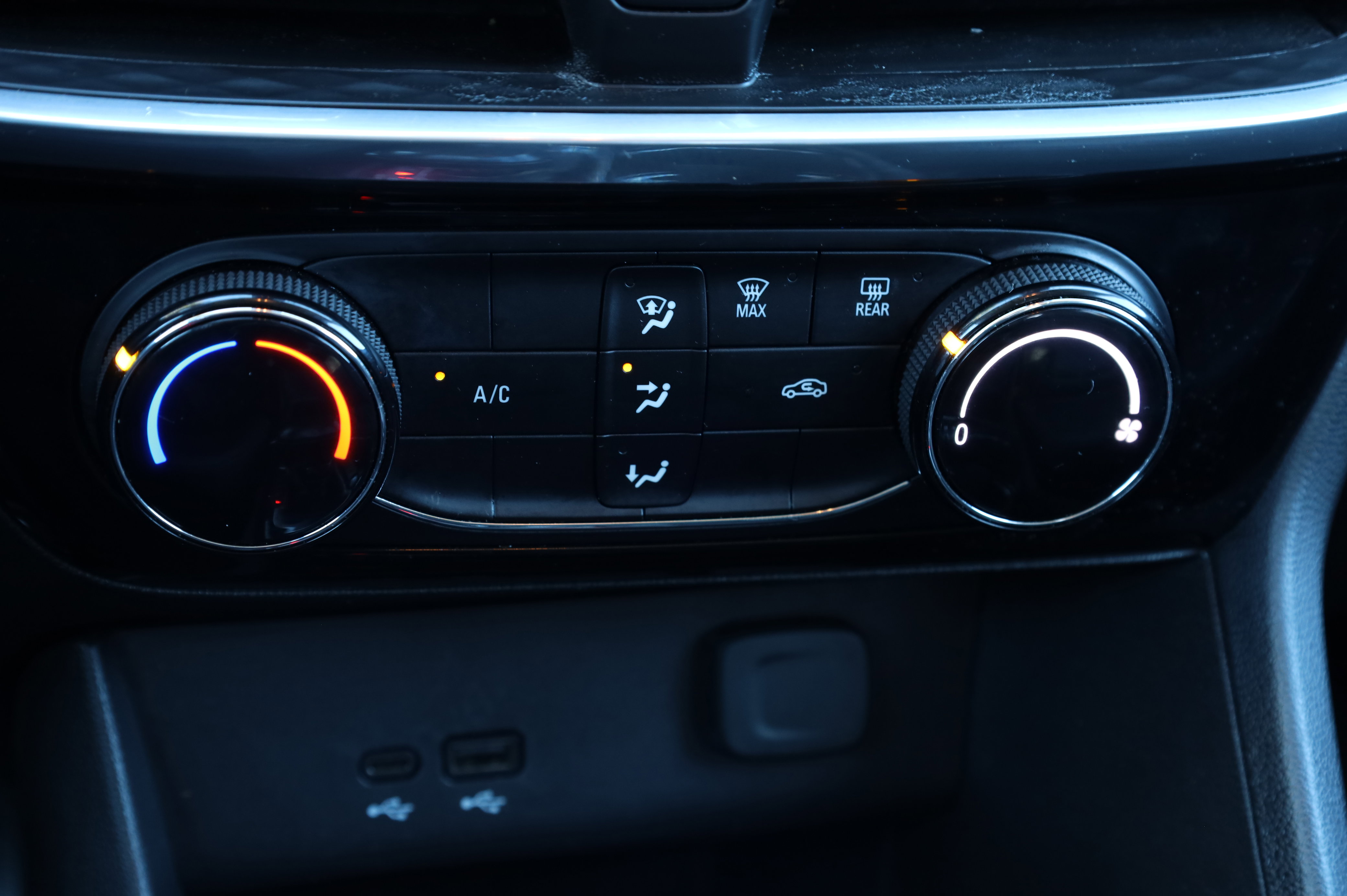 Used 2024 Buick Encore GX Sport Touring image 11