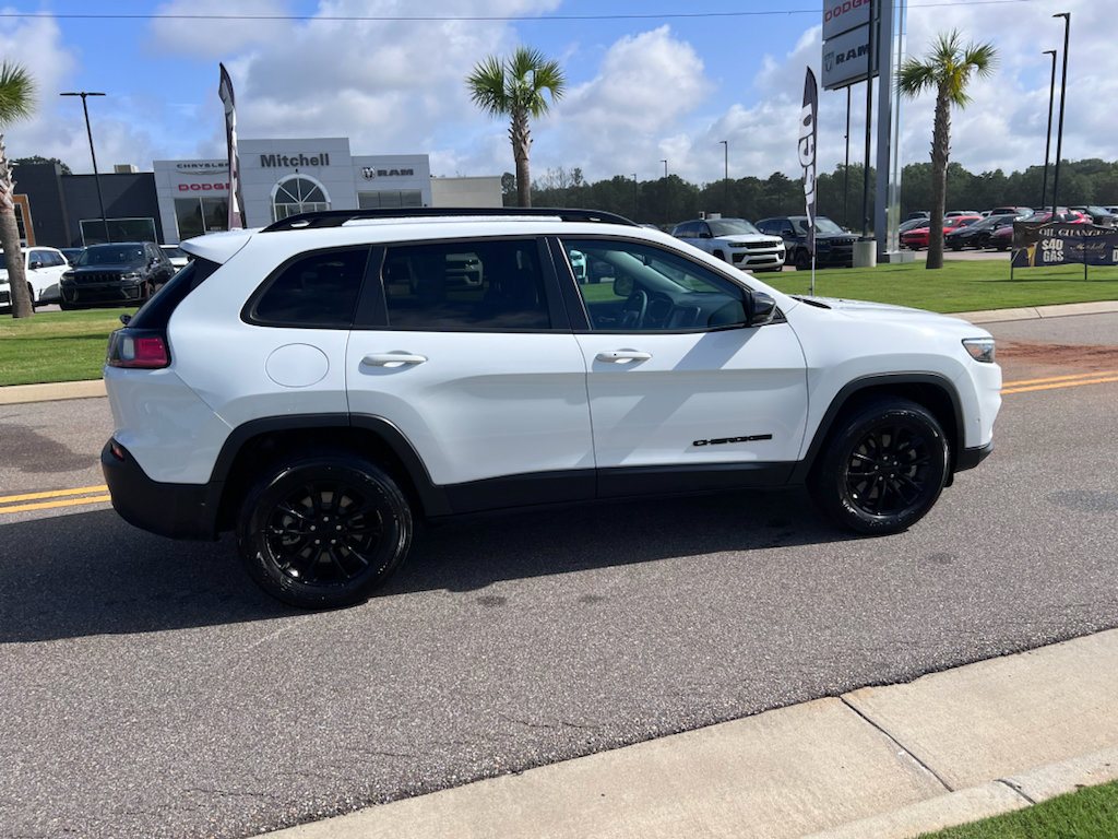 Certified 2023 Jeep Cherokee Altitude Lux AWD/4WD image 3