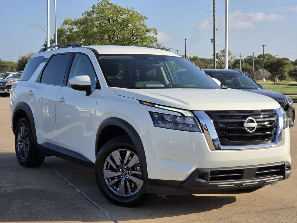 Used 2025 Nissan Pathfinder SV FWD image 2