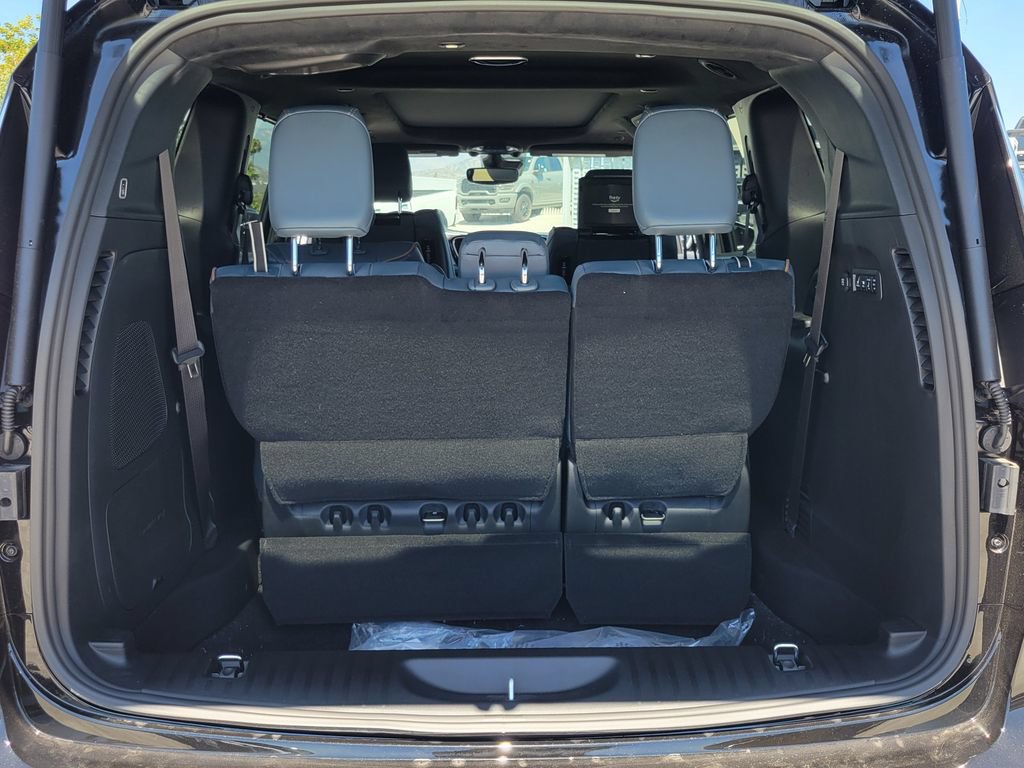 New 2027 Chrysler Pacifica Pinnacle w/ Theater Group AWD/4WD image 24