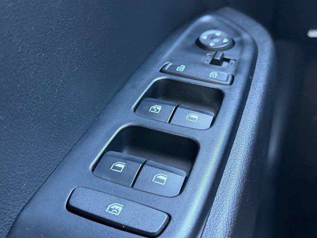 Used 2025 Hyundai Venue SEL FWD image 12