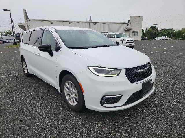 Used 2025 Chrysler Pacifica Select