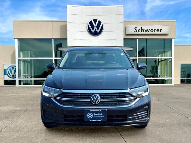 Certified 2023 Volkswagen Jetta SE FWD image 3