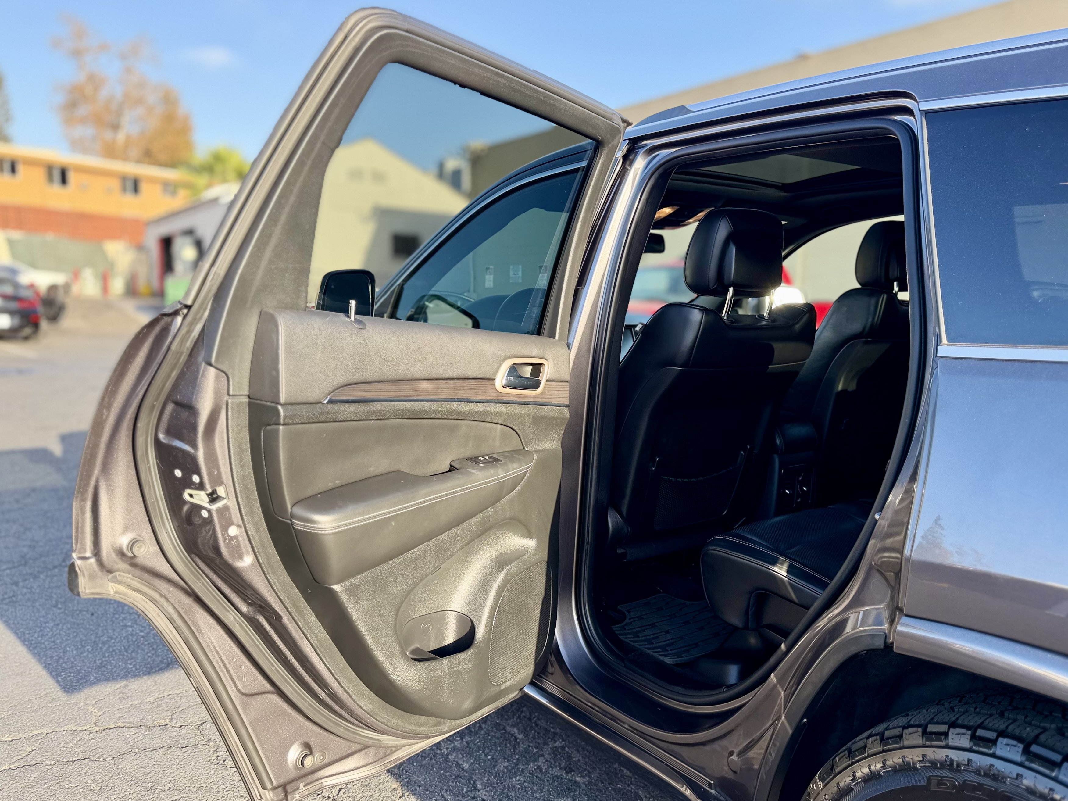 Used 2015 Jeep Grand Cherokee Overland w/ Advanced Technology Group AWD/4WD image 31