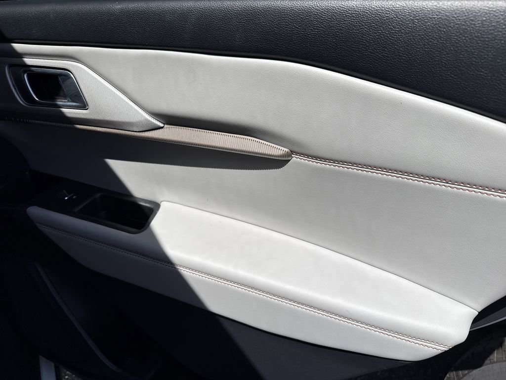 Used 2025 Ford Explorer Active w/ Active Comfort Package AWD/4WD image 16