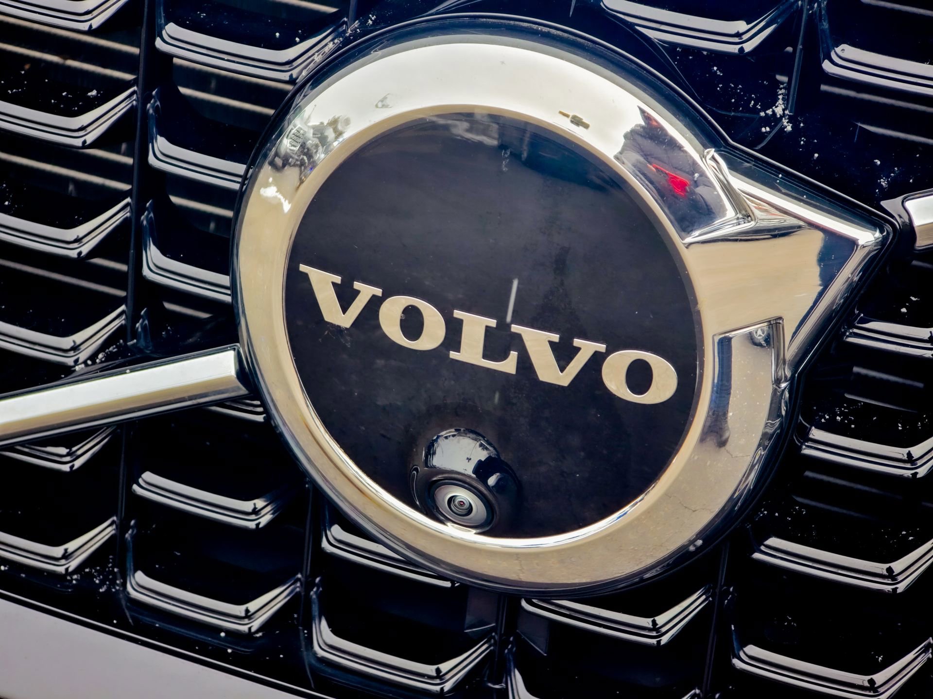 Used 2024 Volvo XC60 T8 Plus w/ Climate Package image 3