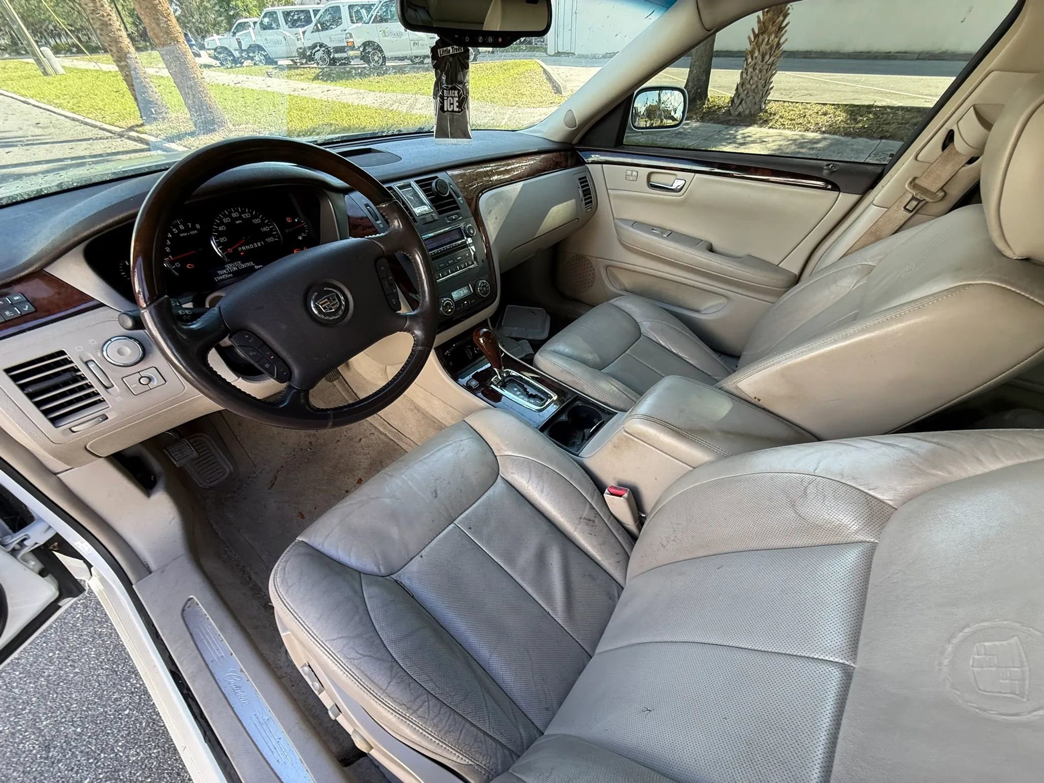 Used 2011 Cadillac DTS Luxury FWD image 11