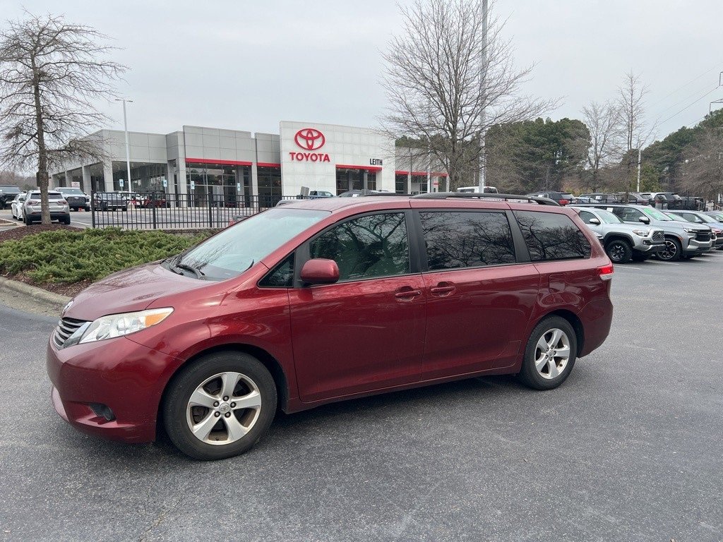 Used 2013 Toyota Sienna LE image 3