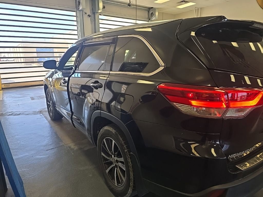 Used 2017 Toyota Highlander XLE AWD/4WD image 6