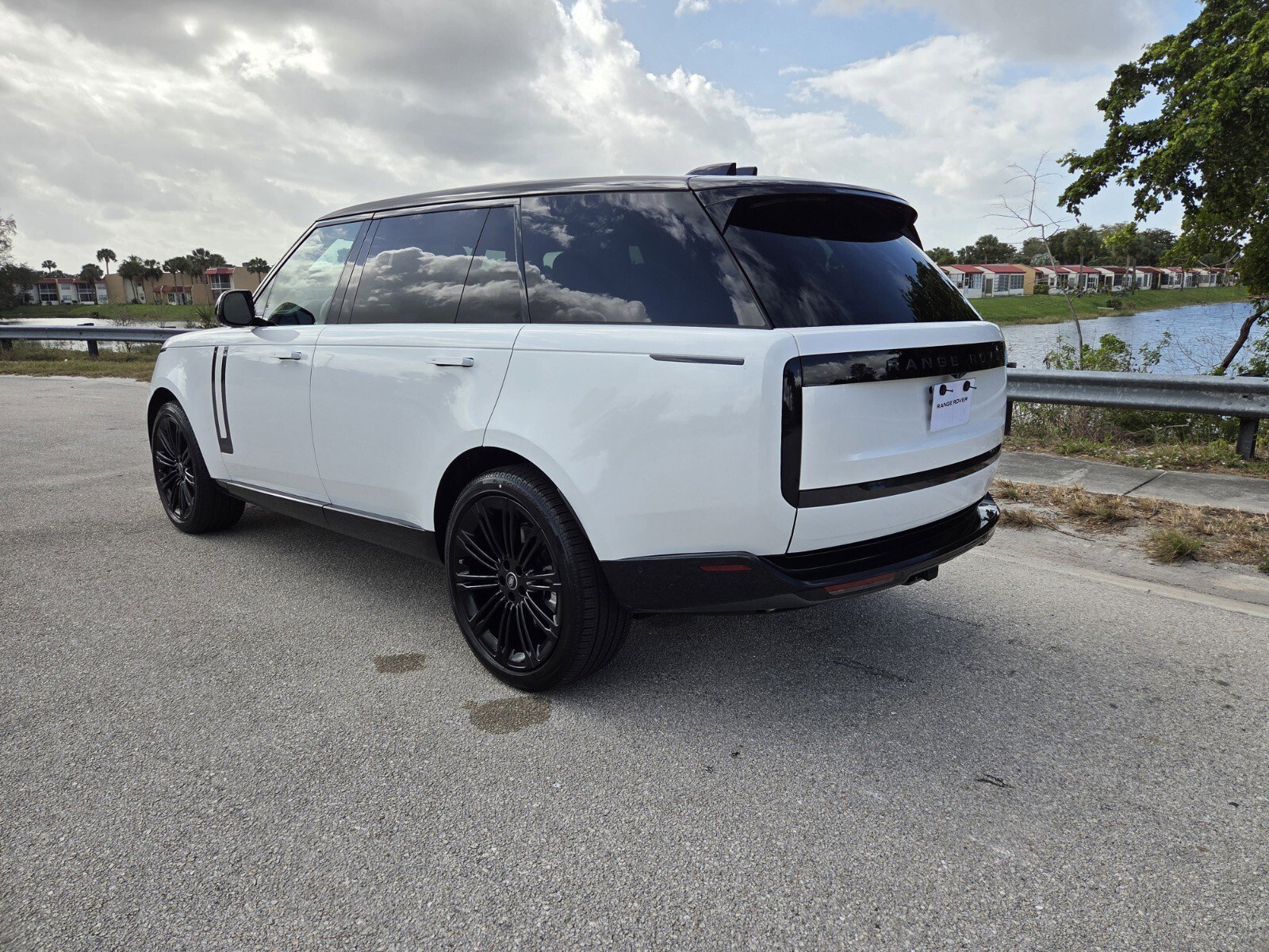 New 2025 Land Rover Range Rover Long Wheelbase SE image 2