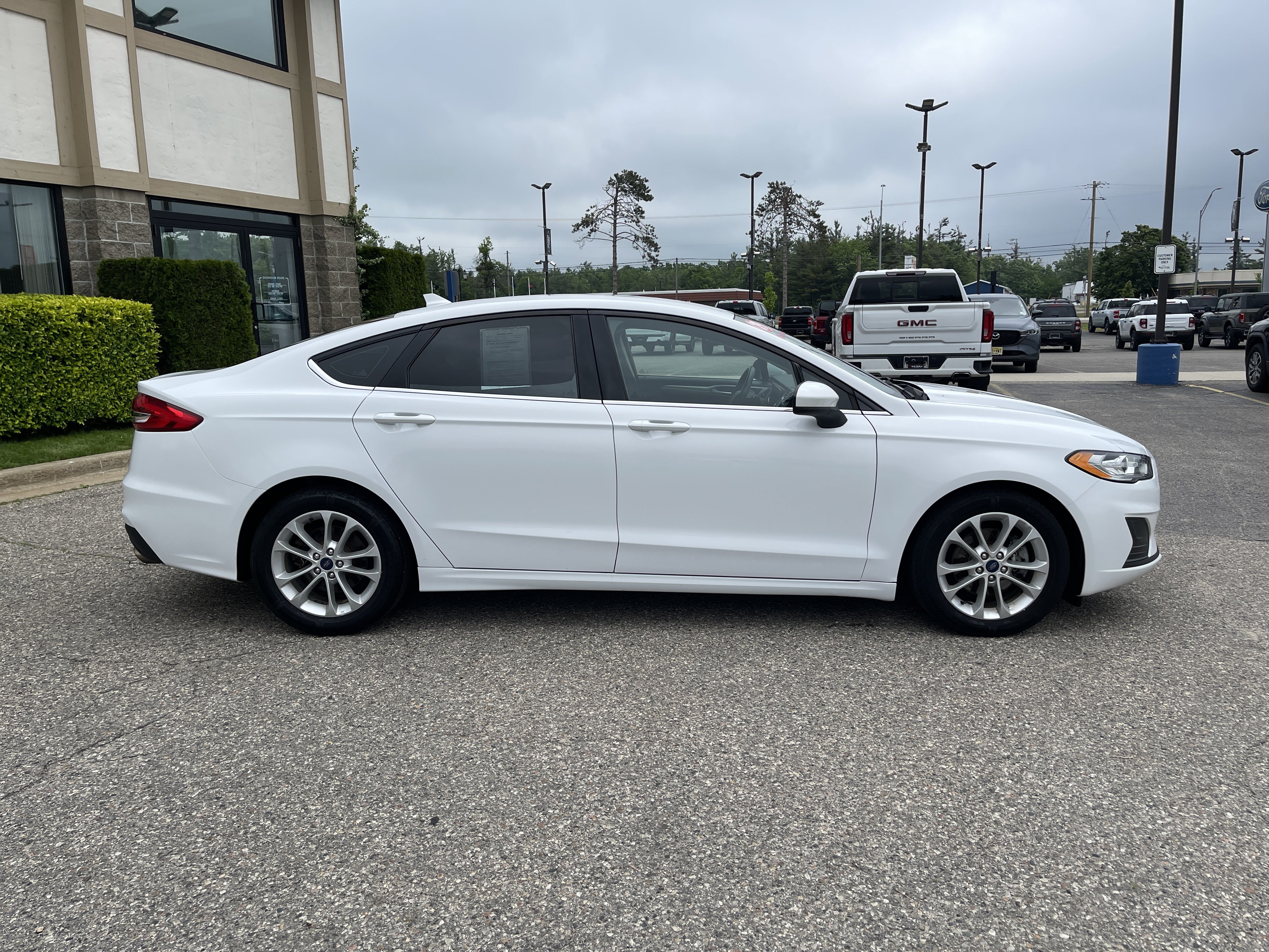 Used 2019 Ford Fusion SE FWD image 2